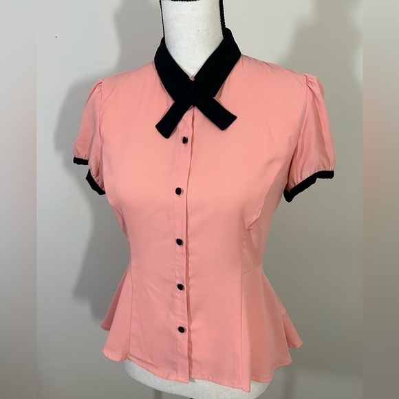 Forever 21 sz med in a peach shade with black accents. A touch of a vintage look - Picture 1 of 12
